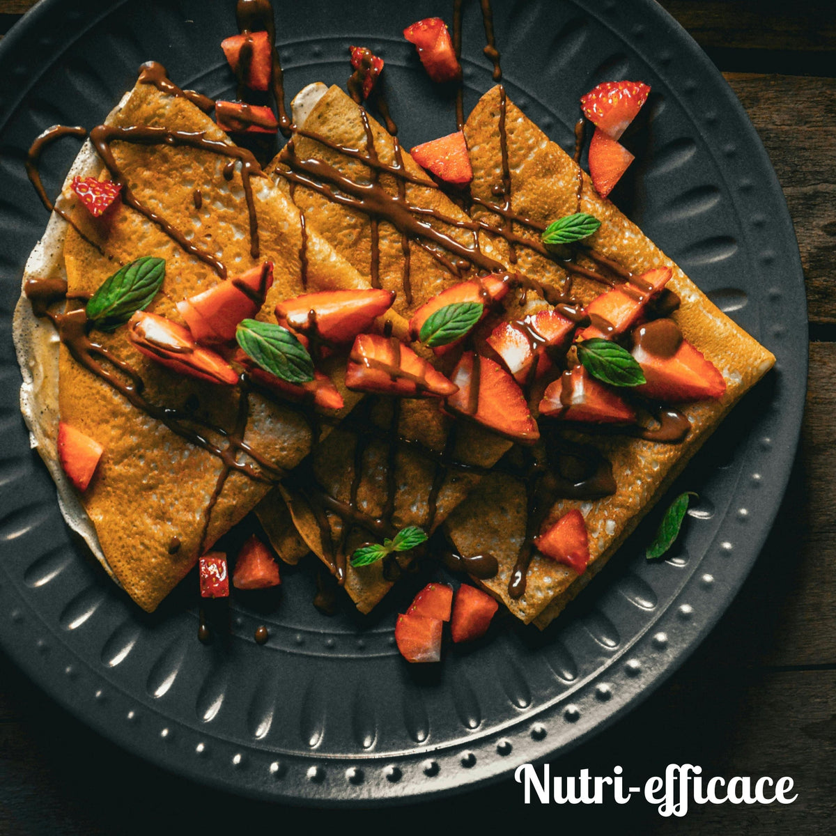 Crêpe fine et souple retournée dans une poêle avec une pile de crêpes dorées et une pâte lisse dans un saladier.
