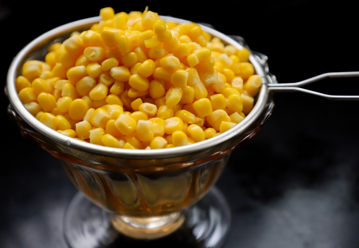 Bol de maïs cuisiné avec légumes pour illustrer des recettes faciles avec du maïs en boîte