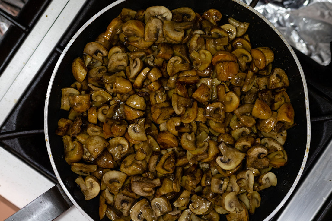 Champignons de Paris émincés et dorés à la poêle pour des recettes faciles du quotidien.