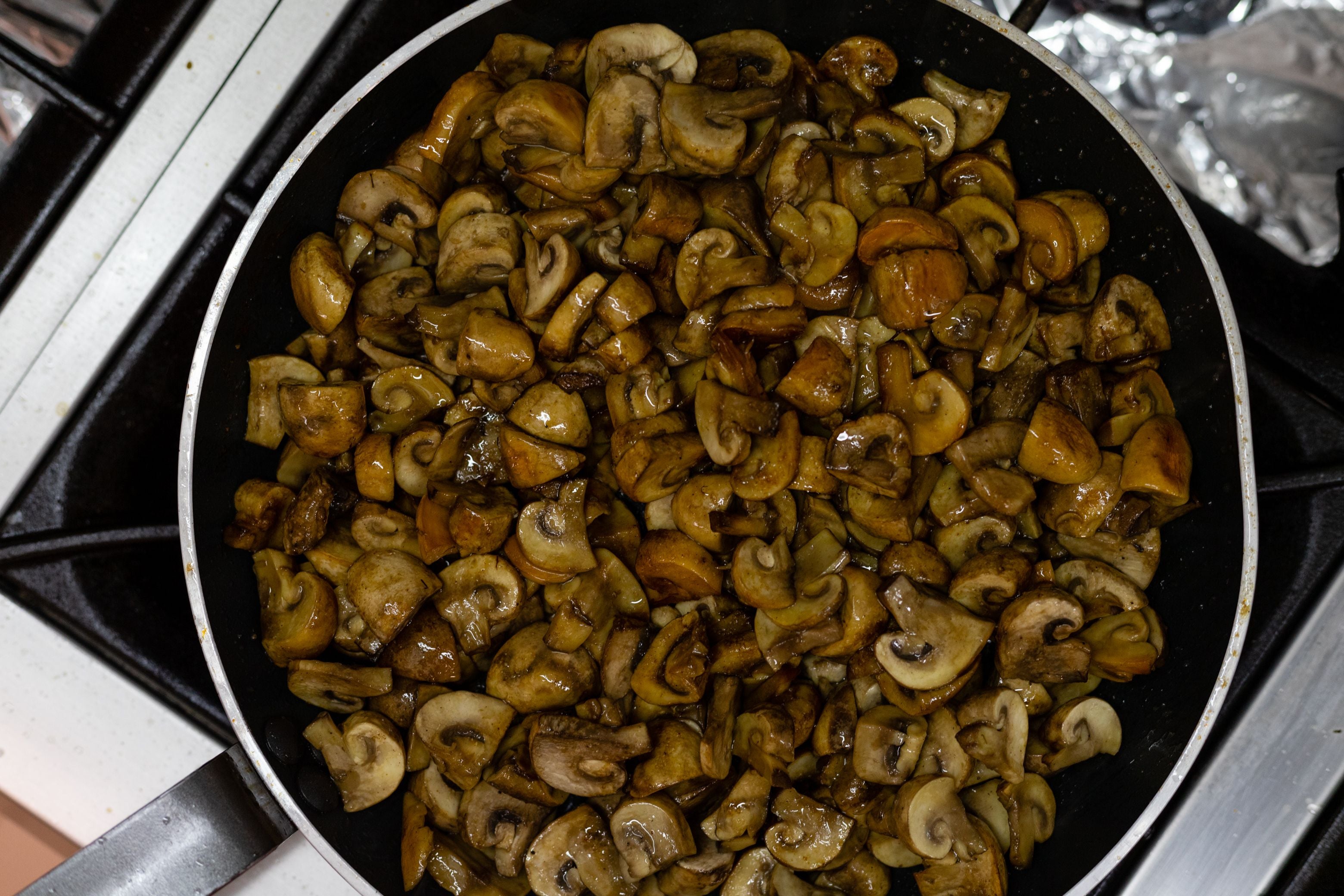 Champignons de Paris émincés et dorés à la poêle pour des recettes faciles du quotidien.