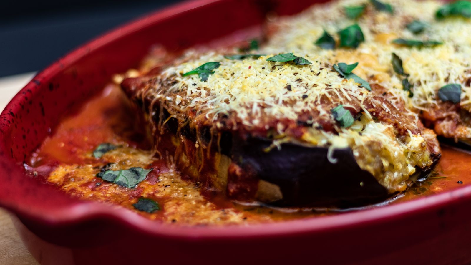 Aubergines gratinées avec sauce tomate et fromage, servies comme plat familial simple.