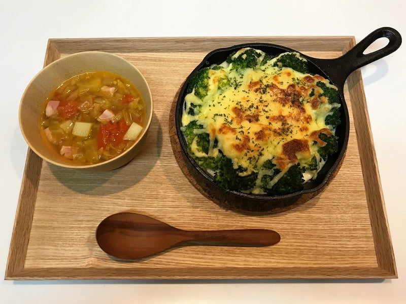 Repas chaud d’hiver avec gratin et soupe pour illustrer des recettes économiques