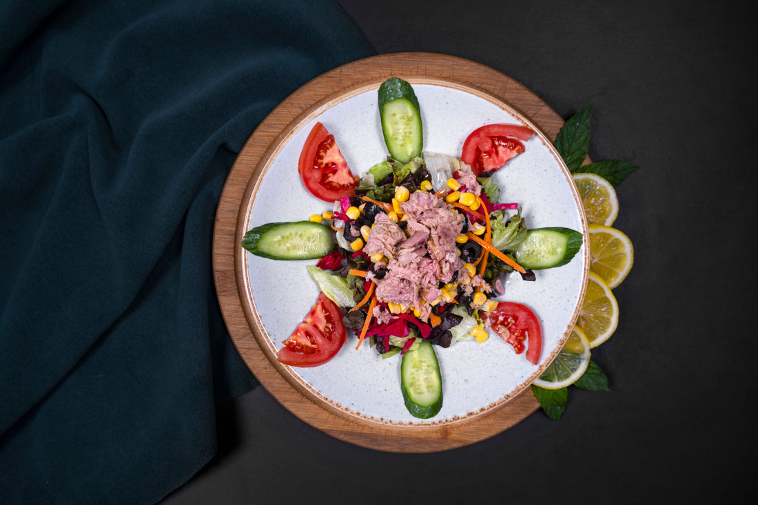 Salade au thon avec tomates, concombre, maïs et crudités pour illustrer des repas faciles avec une boîte de thon.