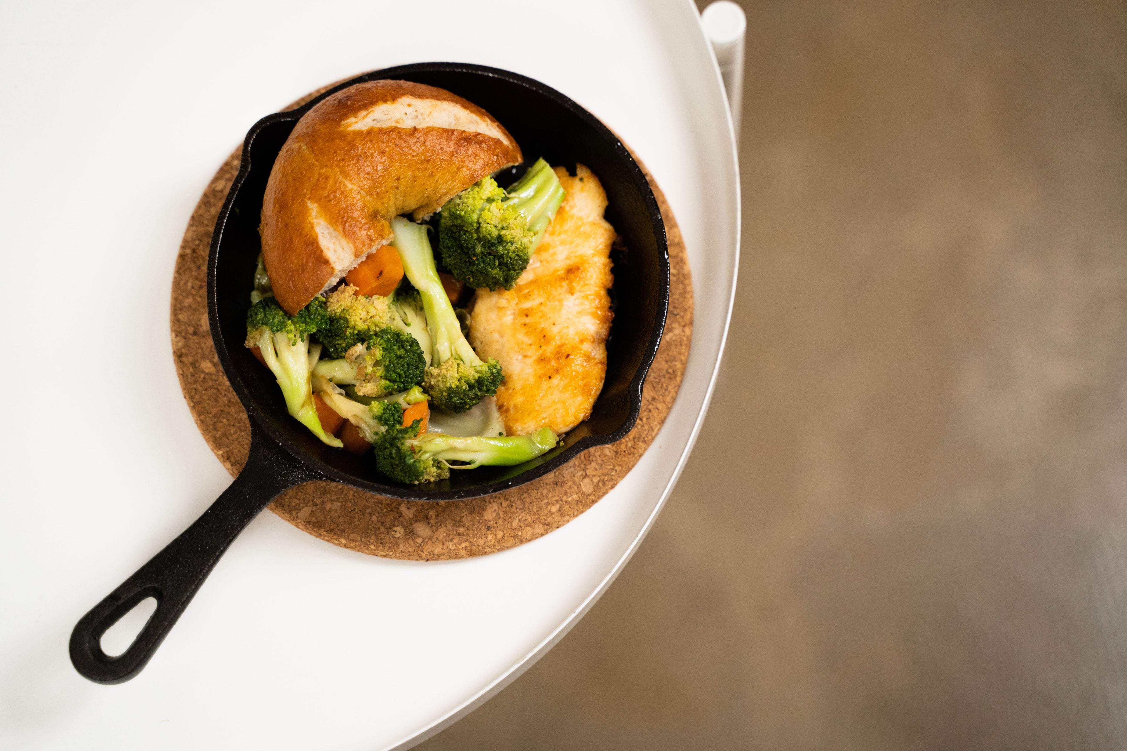 Repas du soir sans four avec poulet, brocoli et carottes cuits dans une poêle en fonte.