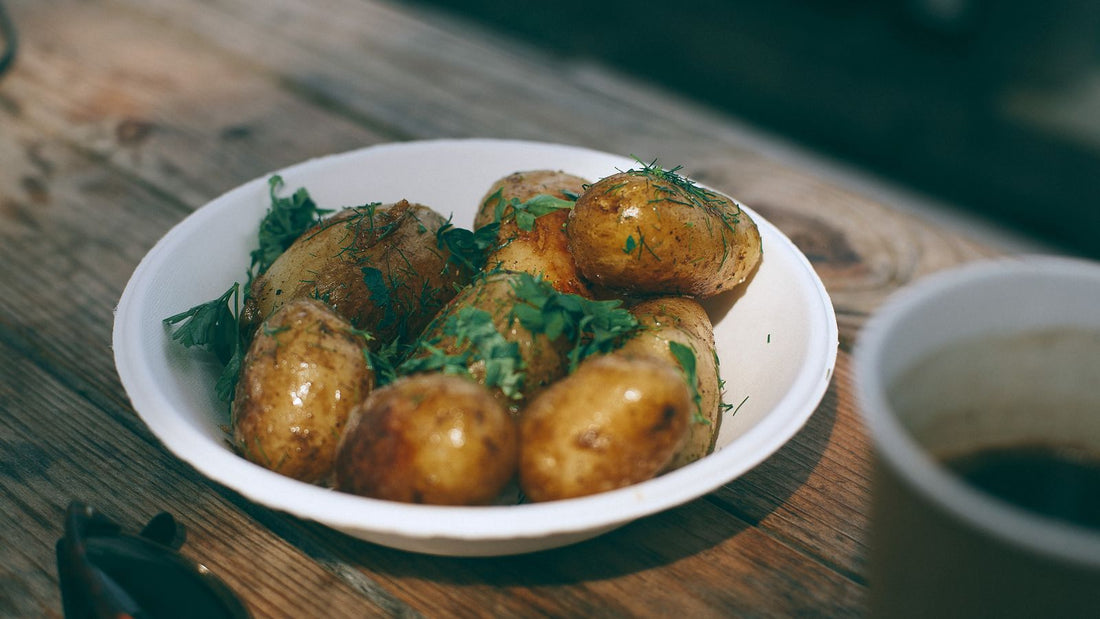Pommes de terre déjà cuites garnies d’herbes dans un bol rustique, prêtes à être transformées en nouveau repas.