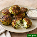 Des boulettes de courgettes croustillantes avec cœur fromage et sauce fraîche.