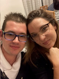 Couple souriant de Nutri-Efficace partageant des recettes simples et économiques pour le quotidien.