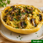 Courge spaghetti rôtie garnie de champignons sautés, ail et persil, servie dans sa coque, recette saine et gourmande.