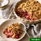 Crumble maison pomme framboise aux flocons d’avoine avec une portion servie dans une assiette pour un dessert familial