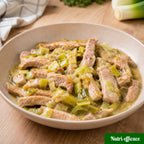 Émincé de porc aux poireaux dans une sauce légère, servi en assiette, recette familiale simple et équilibrée.