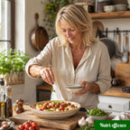 Femme blonde en cuisine qui prépare une salade de tomates mozzarella avec herbes fraîches, recette maison simple et équilibrée.