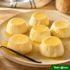 Petits flans légers à la vanille servis avec un filet de miel et une gousse de vanille, dessert maison simple, fondant et économique.
