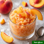 Granité maison à la pêche, dessert glacé fruité servi en verre avec morceaux de pêche fraîche.