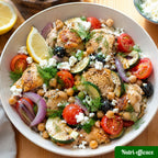 Poulet grec citron et légumes façon air fryer avec courgettes, tomates, pois chiches, olives et feta, recette équilibrée et gourmande.