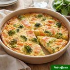 Quiche au saumon et brocoli dorée au four, servie en plat rond avec une part découpée, recette familiale équilibrée.