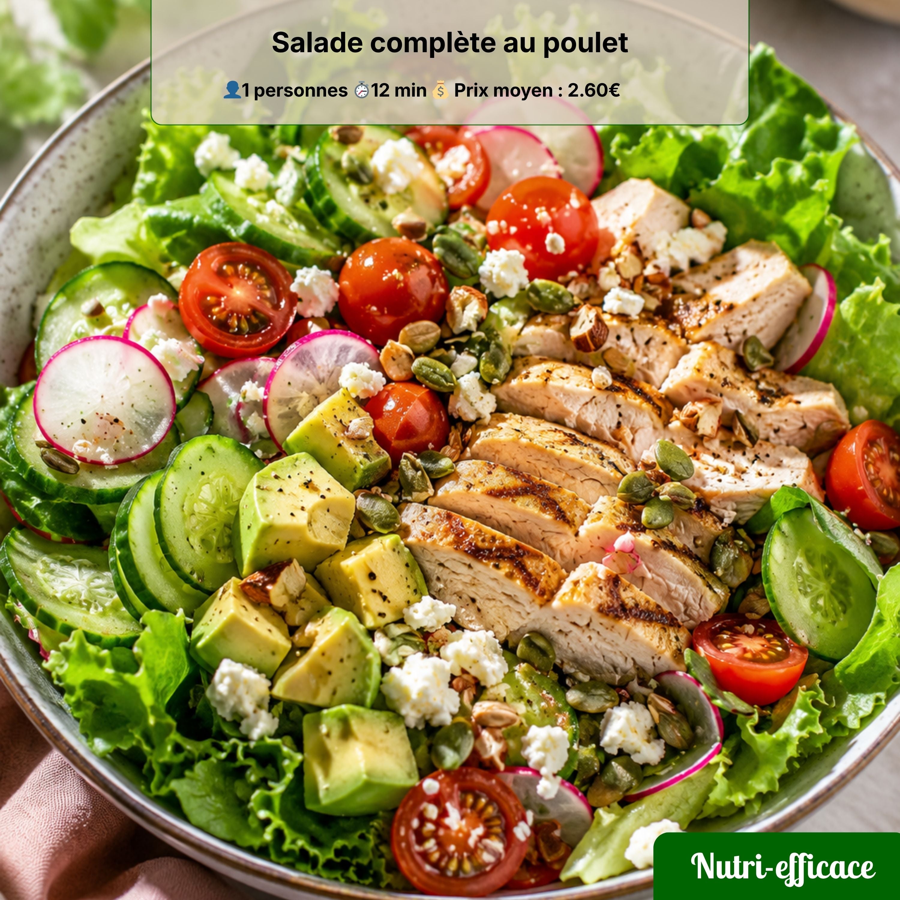 Salade complète au poulet grillé, avocat, tomates cerises, concombre et feta