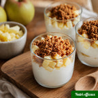 Verrines de fromage blanc avec pommes en morceaux et crumble croustillant, dessert maison simple, frais et gourmand.